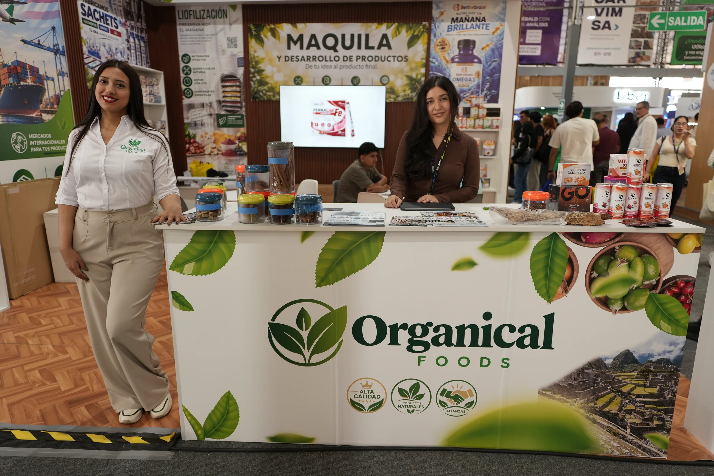 Mostrador de Organical Foods con productos y equipo de atención.